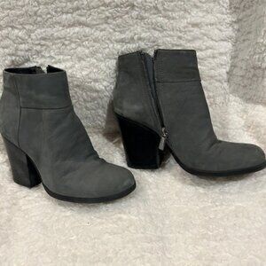 Kenneth Cole Reaction size 7 Gray Suede Ankle Boots
